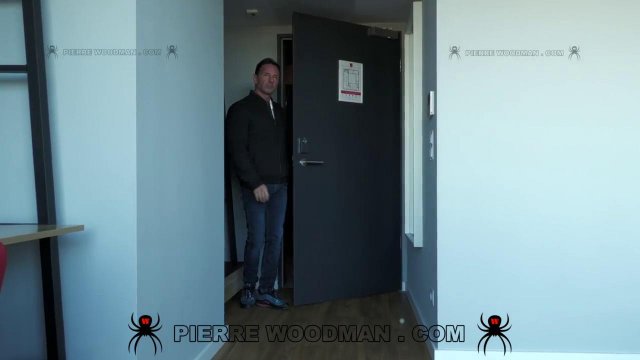 Превью Мужик вдул молодой красотке с худым телом на кровати № 42280