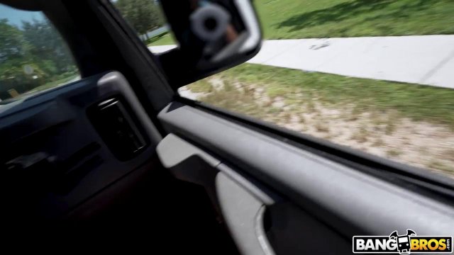 Превью Трахает в машине грудастую незнакомку в трусиках № 42330