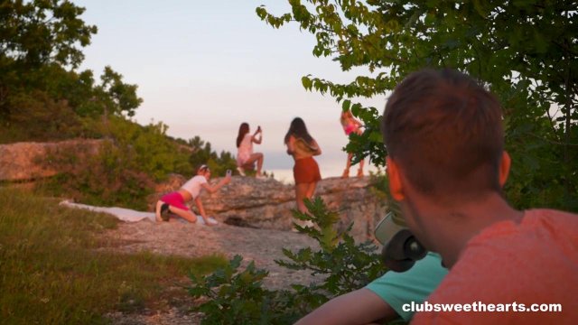 Превью Парни устроили групповуху с красотками на скале № 42381