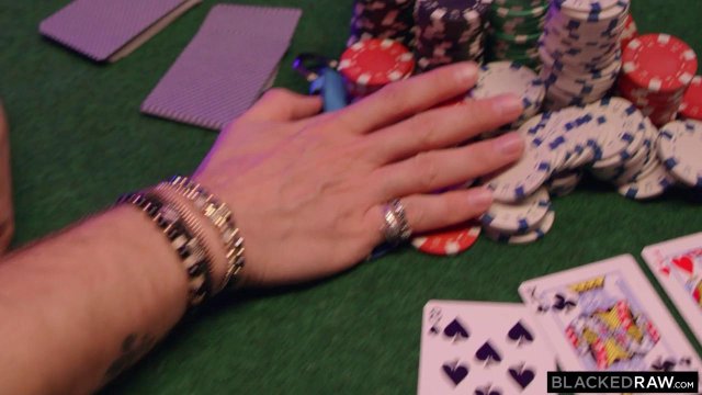 Превью Брюнетка сидит на лице негра и просит горячего секса № 42440