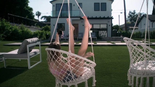 Превью Миниатюрная девица ножками мастурбирует большой член № 42651