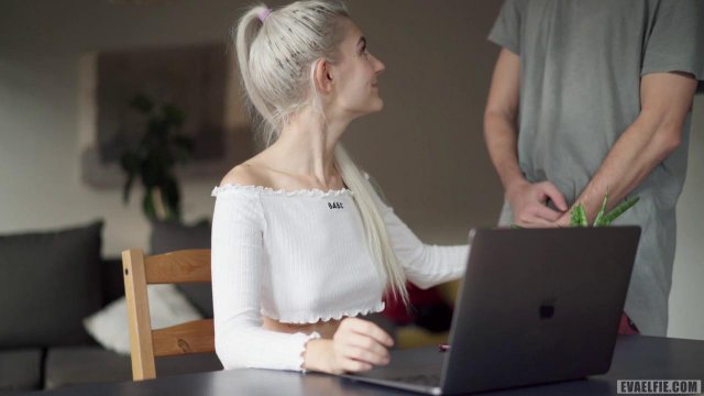 Превью Молодая грудастая блогерша занялась сексом перед веб-камерой № 42657