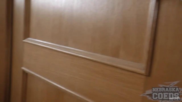 Превью Девушка мастурбирует свою бритую киску новой секс-игрушкой № 42710