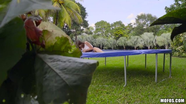 Превью Красотка скачет на батуте и на члене своего давнего приятеля № 8265