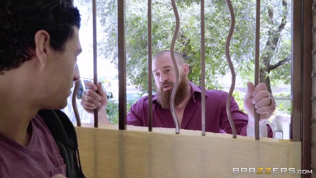 Превью Молодой самец забавляется с киской чужой жены, пока ее супруг занят № 8517