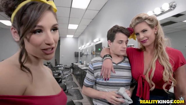 Превью Две парикмахерши вместо стрижки подарили парню секс втроем № 8519