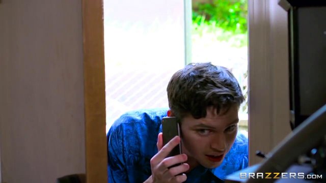 Превью Зрелая баба в сексе втроем показала молодой паре, как надо трахаться № 8524