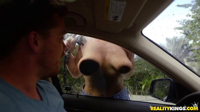 Превью Грудастая телка предложила помыть машину, а сама запрыгнула на член мужика № 8529