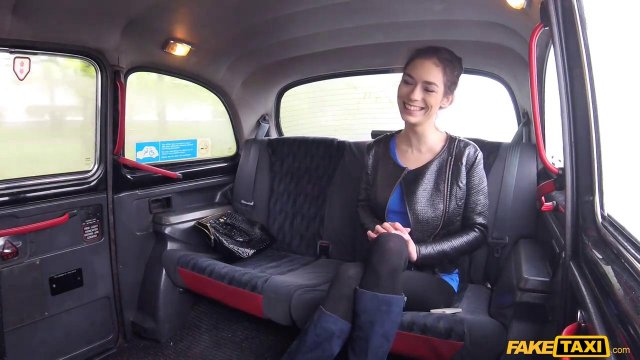 Превью Телка разоткровенничалась с водителем и трахнулась с ним в его машине № 8965
