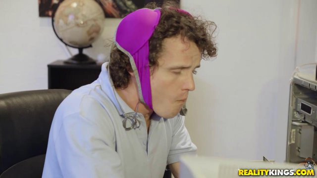 Превью Грудастая баба разрешила фетишисту полизать киску и даже трахнулась с ним № 9018