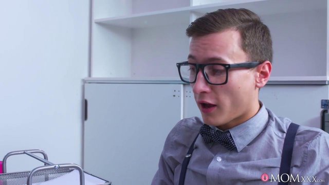 Превью Молодому парню пришлось отыметь киску начальницы в ее кабинете № 9039