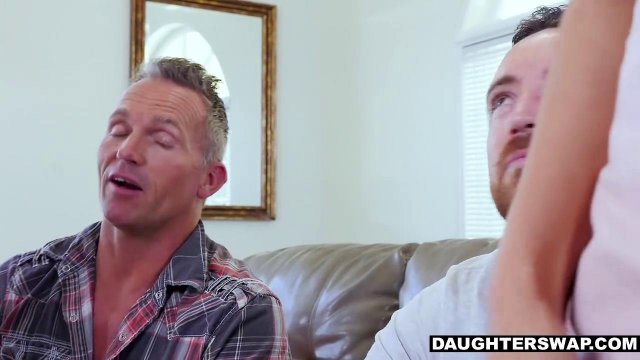 Превью Семейные парочки завершили обед классным групповым сексом на диване № 9074